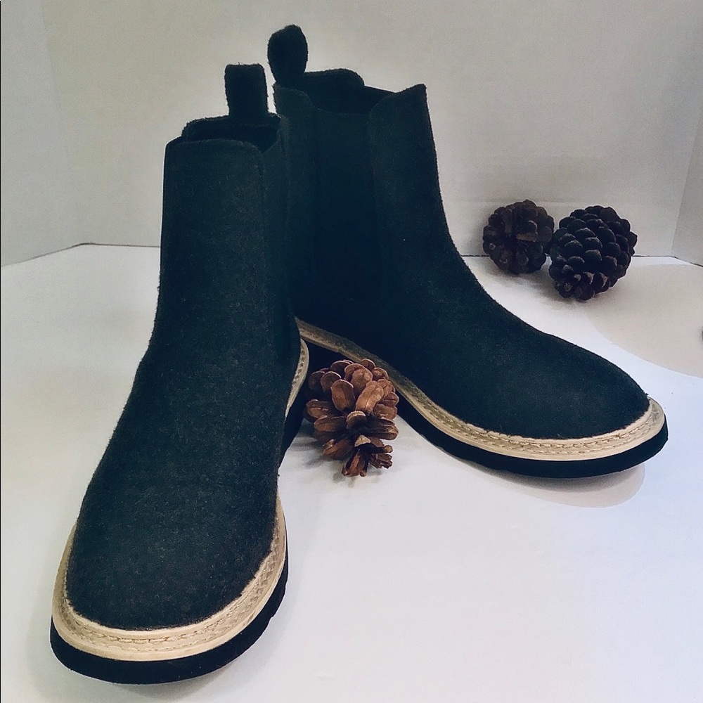 FINAL $20. THESE ARE GREAT Felt Slip on Boots